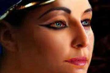 Donna Darkwolf dressed as Queen Neferiti.